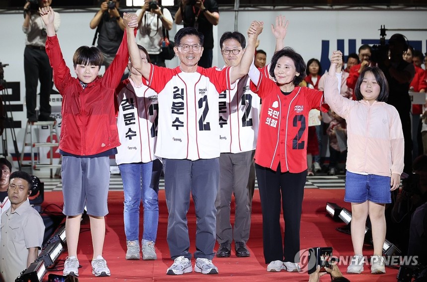 '피날레 유세'에서 지지 호소하는 김문수
(서울=연합뉴스) 박동주 기자 = 국민의힘 김문수 대선 후보가 2일 서울시청 앞 서울광장에서 열린 피날레 유세에서 지지를 호소하고 있다. 2025.6.2 pdj6635@yna