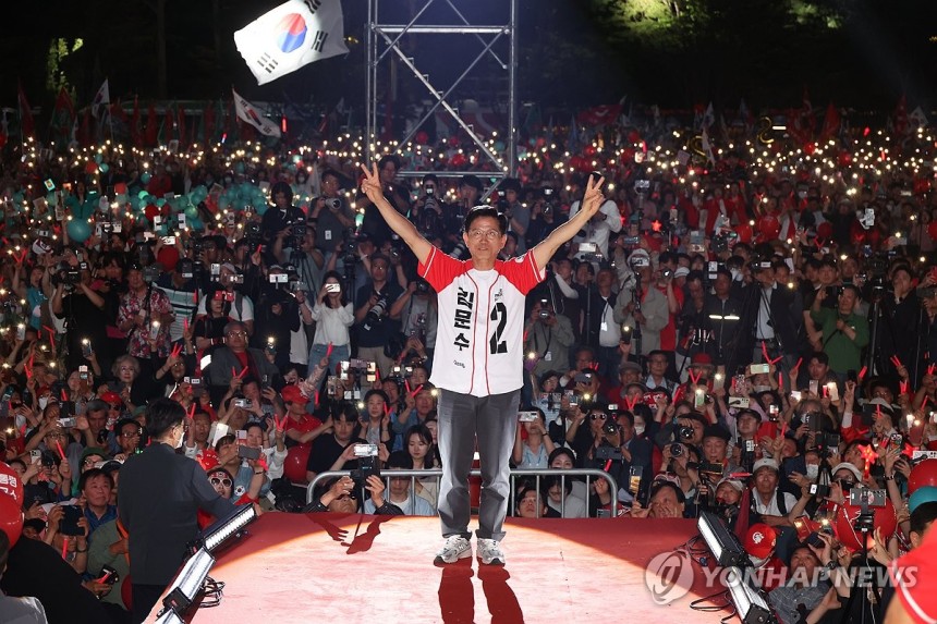 '피날레 유세'에서 지지 호소하는 김문수
(서울=연합뉴스) 박동주 기자 = 국민의힘 김문수 대선 후보가 2일 서울시청 앞 서울광장에서 열린 피날레 유세에서 지지를 호소하고 있다. 2025.6.2 [공동취재] pdj6