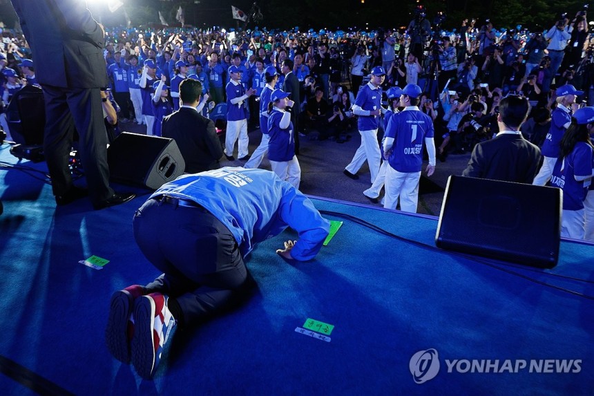 큰절하는 이재명 후보
(서울=연합뉴스) 김주성 기자 = 더불어민주당 이재명 대선 후보가 선거를 하루 앞둔 2일 서울 여의도공원 마지막 유세에서 연설을 마친 뒤 무대 앞으로 시민들에게 절하고 있다. 2025.6.2 [