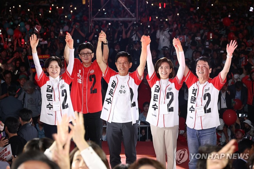 '피날레 유세'에서 지지 호소하는 김문수 대선후보
(서울=연합뉴스) 박동주 기자 = 국민의힘 김문수 대선 후보가 2일 서울시청 앞 서울광장에서 열린 피날레 유세에서 지지를 호소하고 있다. 오른쪽부터 안철수, 나경원 