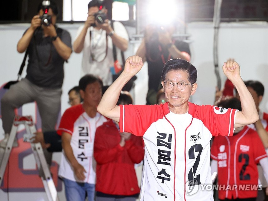 두손 번쩍 든 김문수 후보
(서울=연합뉴스) 박동주 기자 = 국민의힘 김문수 대선 후보가 2일 서울시청 앞 서울광장에서 열린 피날레 유세에서 지지를 호소하고 있다. 2025.6.2 pdj6635@yna.co.kr