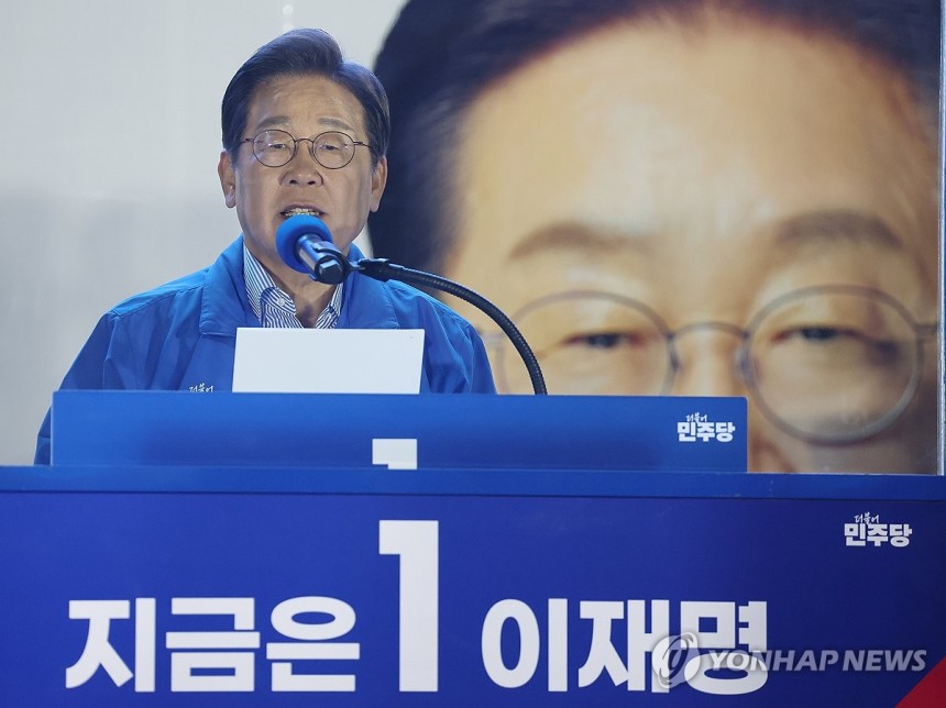 새로운 대한민국 약속하는 이재명 후보
(서울=연합뉴스) 김도훈 기자 = 더불어민주당 이재명 대선 후보가 선거를 하루 앞둔 2일 서울 여의도공원 마지막 유세에서 이 후보의 '빛의 혁명' 완성을 위한 승리에 대한 연설을