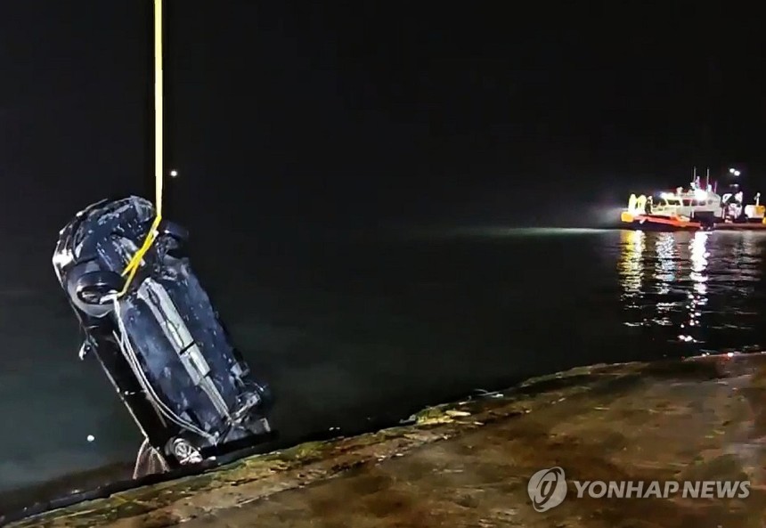 일가족 탑승 차량 인양하는 해경
(진도=연합뉴스) 2일 오후 전남 진도군 임회면 진도항 인근 해상으로 빠진 일가족 탑승 차량이 인양되고 있다. 2025.6.2 [목포해양경찰서 제공. 재판매 및 DB 금지] daum@