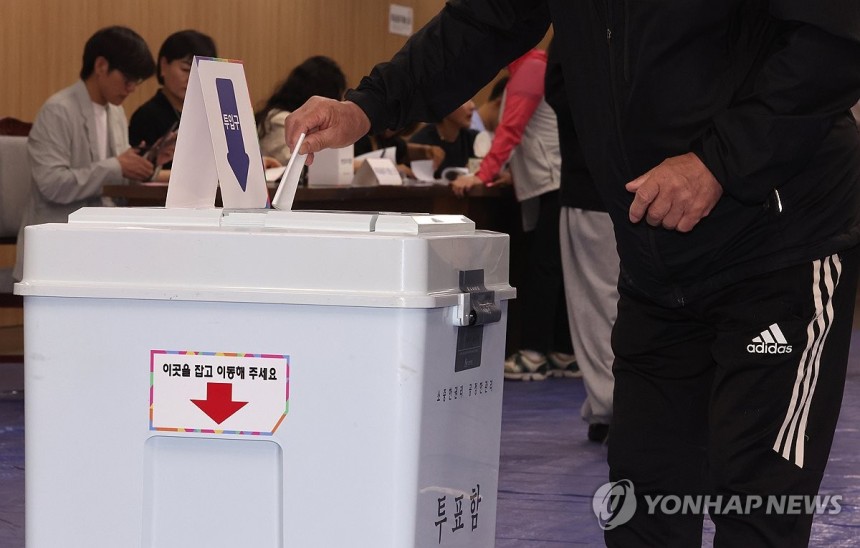 제21대 대선 본투표 시작
(제주=연합뉴스) 박지호 기자 = 제21대 대통령선거일인 3일 오전 제주시 연동 제1투표소가 마련된 제주도의회 의원회관에서 유권자들이 투표하고 있다. 2025.6.3 jihopark@yna