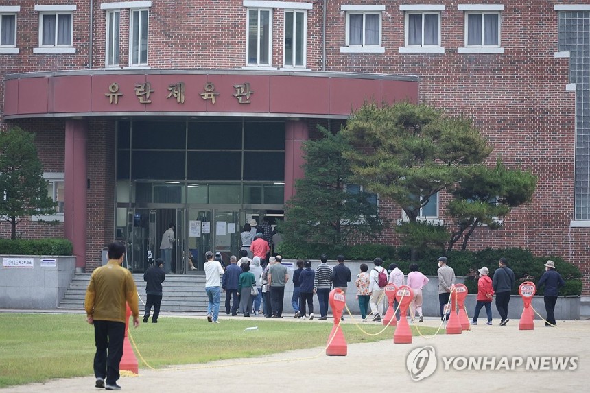 '투표하러 왔어요…이른 시간 대기 줄'
(대구=연합뉴스) 박세진 기자 = 제21대 대통령 선거일인 3일 대구 수성구 대구여고 체육관에 마련된 범어1동 제2투표소 앞에서 시민들이 줄을 서고 있다. 2025.6.3 ps