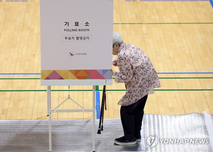 투표 나선 고령 유권자
(춘천=연합뉴스) 양지웅 기자 = 제21대 대통령선거일인 3일 강원 춘천시 석사동 제6투표소가 마련된 봄내초등학교에서 고령 유권자가 소중한 한 표를 행사하고 있다. 2025.6.3 yangdo