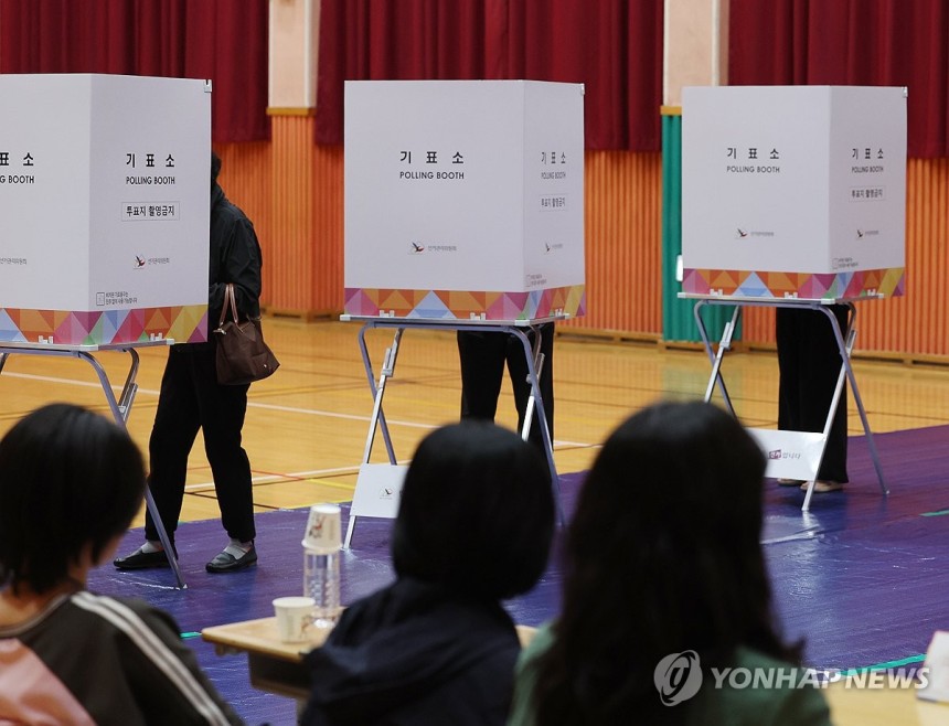'투표 중'
(울산=연합뉴스) 김용태 기자 = 제21대 대통령 선거일인 3일 울산시 남구 신정중학교 체육관에 마련된 옥동 제3투표소에서 유권자들이 투표하고 있다. 2025.6.3 yongtae@yna.co.kr