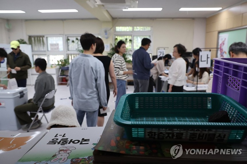 초등학교 교실에 마련된 투표소
(서울=연합뉴스) 임화영 기자 = 제21대 대통령선거 투표일인 3일 서울 서초구 서래초등학교에 마련된 방배본동제2투표소에서 유권자들이 투표에 나서고 있다. 2025.6.3 hwayoun