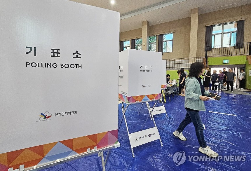 대선 투표 열기 '후끈'
(청주=연합뉴스) 천경환 기자 = 제21대 대통령선거일인 3일 청주 여자고등학교에 마련된 투표소에서 시민들이 소중한 한 표를 행사하고 있다. 2025.6.3 kw@yna.co.kr
