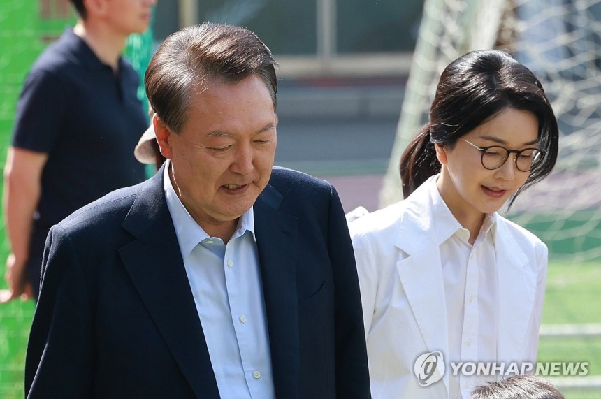 윤석열 전 대통령 부부, 제21대 대선 투표
(서울=연합뉴스) 신현우 기자 = 윤석열 전 대통령과 김건희 여사가 제21대 대통령 선거일인 3일 서울 서초구 원명초등학교에 마련된 서초4동 제3투표소에 도착하고 있다. 