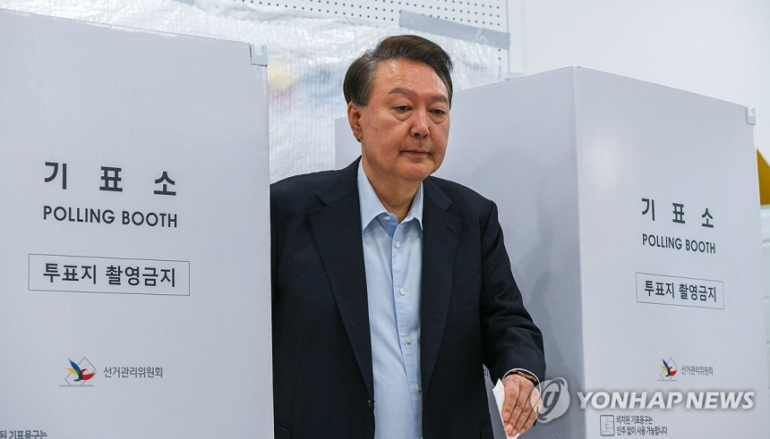 대선 투표하는 윤석열 전 대통령
(서울=연합뉴스) 신현우 기자 = 윤석열 전 대통령이 제21대 대통령 선거일인 3일 서울 서초구 원명초등학교에 마련된 서초4동제3투표소에서 기표를 마친 뒤 기표소에서 나오고 있다. 2