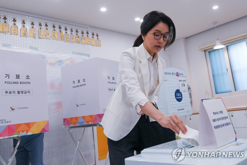 김건희 여사, 제21대 대통령 선거 투표
(서울=연합뉴스) 신현우 기자 = 윤석열 전 대통령 배우자인 김건희 여사가 제21대 대통령 선거일인 3일 서울 서초구 원명초등학교에 마련된 서초4동제3투표소에서 투표함에 투표