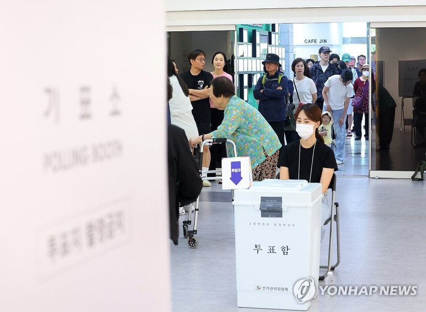 대선 투표하는 유권자들
(부산=연합뉴스) 손형주 기자 = 제21대 대통령 선거일인 3일 부산진구청에 마련된 부암 1동 제4투표소에서 유권자들이 소중한 한표를 행사하고 있다. 2025.6.3 handbrother@yn