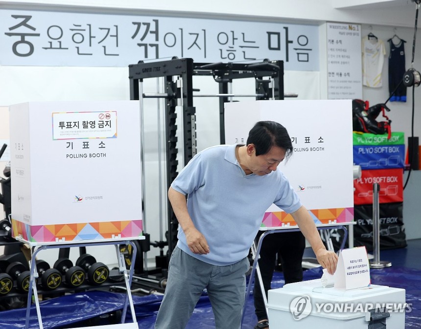 꺾이지 않는 한표의 마음
(부산=연합뉴스) 손형주 기자 = 21대 대통령 선거일인 3일 부산 수영구 남천동 레슬링 넘버원 멀티짐에 마련된 남천 제2동 제3투표소에 한 유권자가 소중한 한표를 행사하고 있다. 이곳은 과