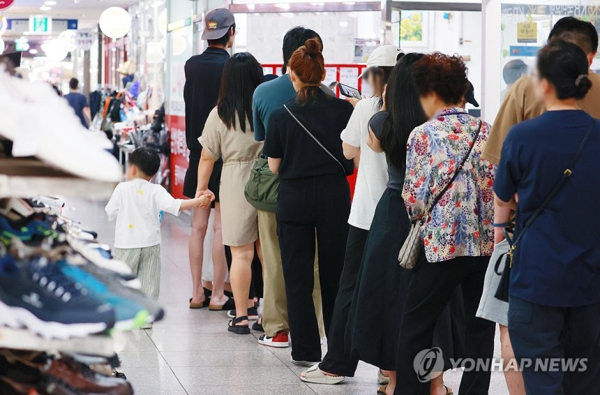쇼핑센터에서 투표를
(서울=연합뉴스) 진연수 기자 = 제21대 대통령선거 투표일인 3일 서울 동대문구 한 쇼핑타운에 마련된 장안제1동 제2투표소에서 유권자들이 투표를 하기 위해 줄을 서 있다. 2025.6.3 jin