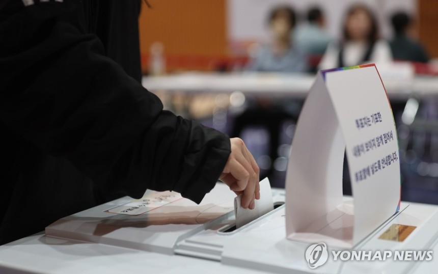 소중한 한표
(창원=연합뉴스) 김동민 기자 = 제21대 대통령 선거일인 3일 경남 창원시 마산합포구 해운중학교 1층 체육관에 마련된 월영동 제4·5 투표소에서 유권자들이 투표하고 있다. 2025.6.3 image@y