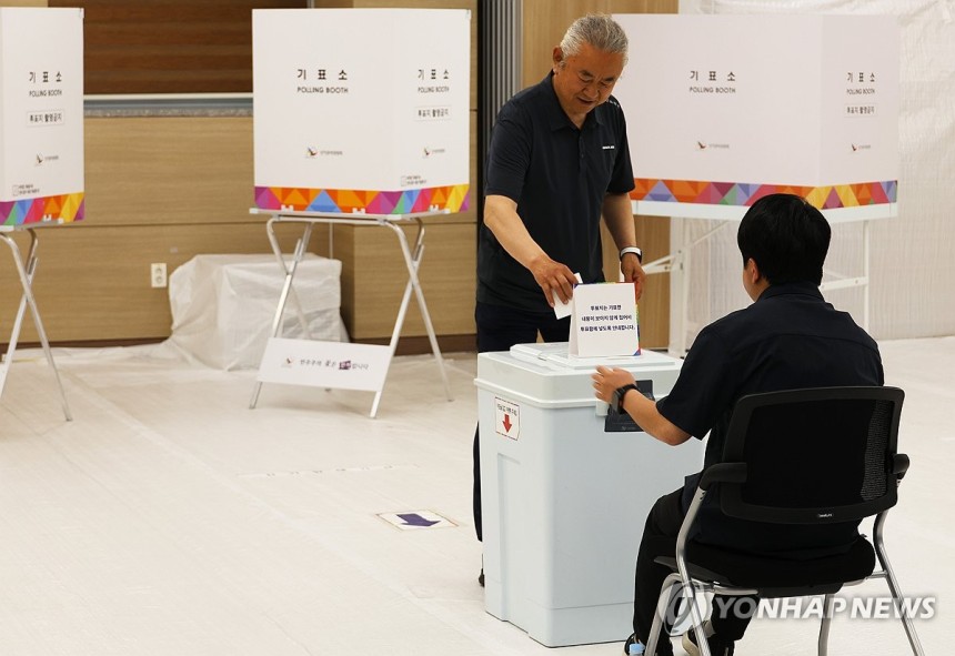 '투표하러 왔습니다'
(대전=연합뉴스) 이주형 기자 = 제21대 대통령선거일인 3일 대전 서구 용문동행정복지센터에 마련된 용문동 제3투표소를 찾은 주민이 투표용지를 투표함에 넣고 있다. 2025.6.3 coolee@