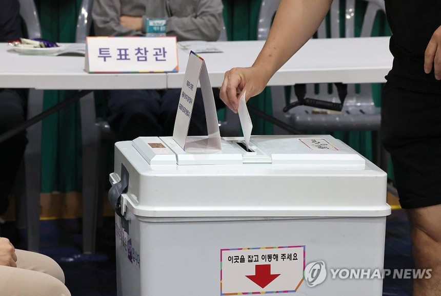 '한 표 행사'
(울산=연합뉴스) 장지현 기자 = 제21대 대통령선거 투표일인 3일 오후 울산 남구 월평초등학교 체육관에 설치된 신정4동 제2투표소에서 투표참관인들이 지켜보는 가운데 한 유권자가 기표를 마친 투표지를