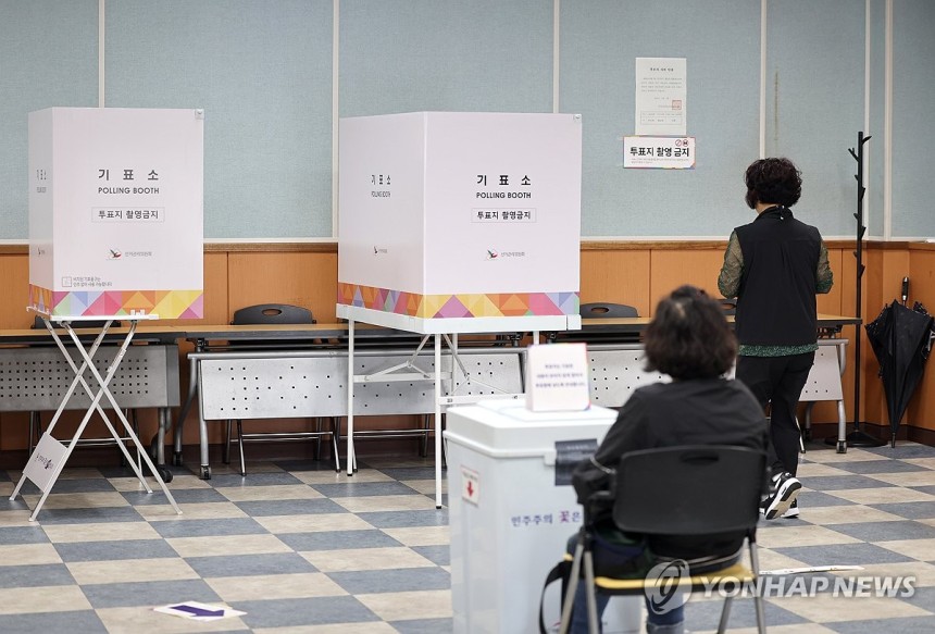 독립운동가 기념관에 마련된 투표소
(울산=연합뉴스) 장지현 기자 = 제21대 대통령선거 투표일인 3일 오후 울산 중구 외솔기념관에 마련된 병영2동 제4투표소에서 한 유권자가 기표소로 이동하고 있다. 이 기념관은 울산