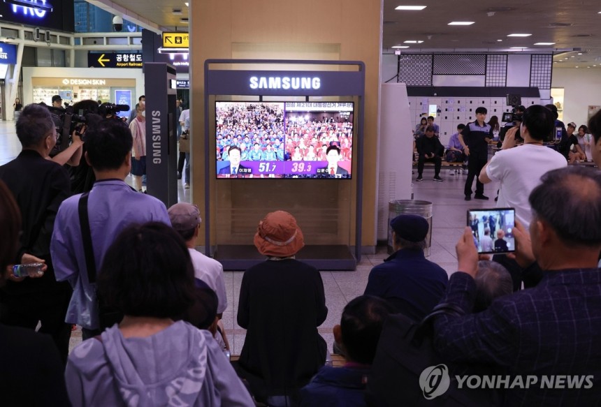 출구조사 발표 방송 지켜보는 시민들
(서울=연합뉴스) 최재구 기자 = 제21대 대통령선거가 치러진 3일 서울역 대합실에서 시민들이 TV를 통해 선거 출구조사 결과 발표 방송을 지켜보고 있다. 2025.6.3 jjae