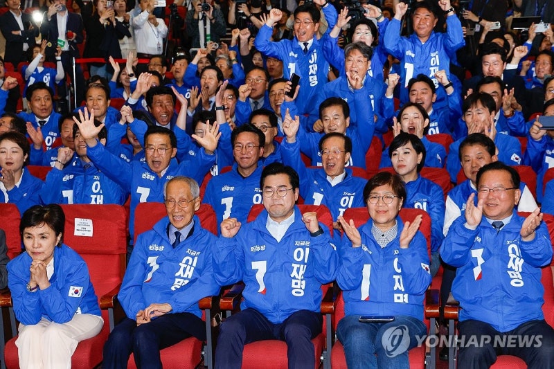 민주, <b>이재명</b> 득표율 50% 넘긴 <b>출구조사</b>에 <b>환호</b>…"<b>이재명</b>!" 연호