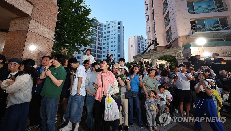 과반 득표 <b>출구조사</b>에 <b>이재명 후보</b> 자택 앞 지지자들 <b>환호</b>