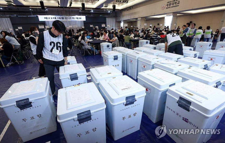 개표소 도착한 투표함
(서울=연합뉴스) 김도훈 기자 = 제21대 대통령 선거일인 3일 서울 광진구 세종대학교 컨벤션센터에 설치된 개표소에서 개표사무원들이 관내 투표소에서 이송된 투표함을 옮기고 있다. 2025.6.3