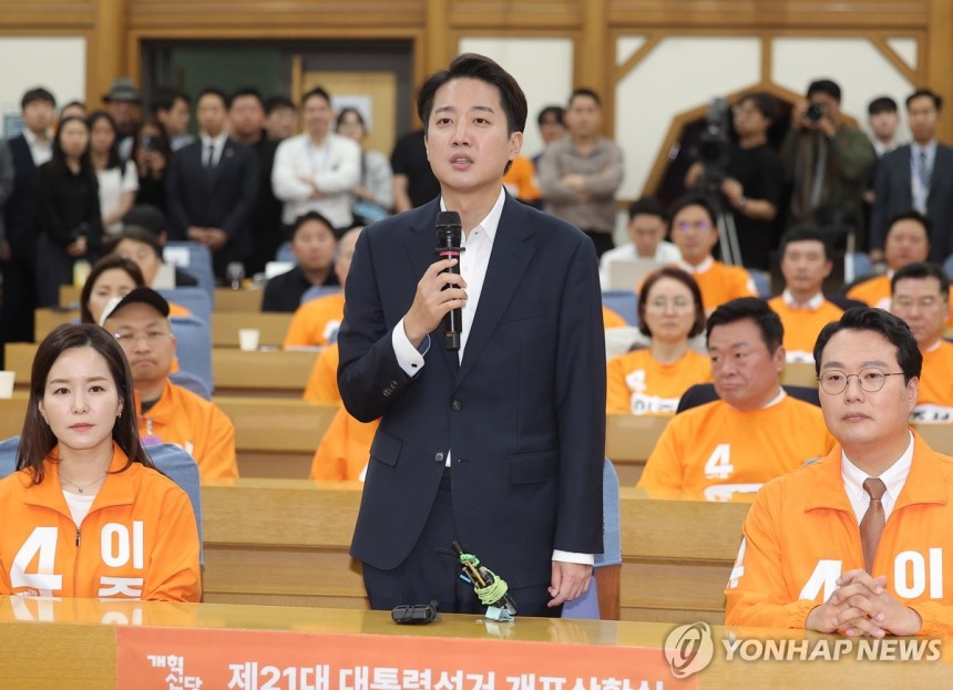 소감 밝히는 이준석 후보
(서울=연합뉴스) 류영석 기자 = 개혁신당 이준석 대선 후보가 3일 방송 3사 출구조사 발표를 확인한 뒤 서울 국회 여의도 의원회관에 마련된 당 개표상황실에 도착해 소감을 밝히고 있다. 20