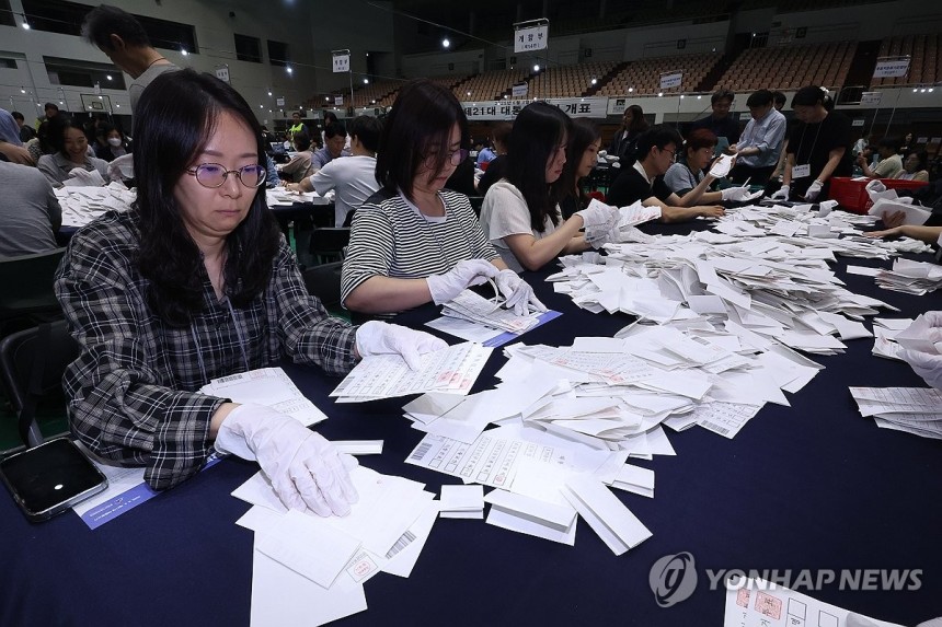 '제21대 대선 개표 진행 중'
(서울=연합뉴스) 서대연 기자 = 제21대 대통령 선거일인 3일 서울 관악구 서울대학교 체육관에 마련된 개표소에서 개표 작업이 이뤄지고 있다. 2025.6.3 dwise@yna.co.