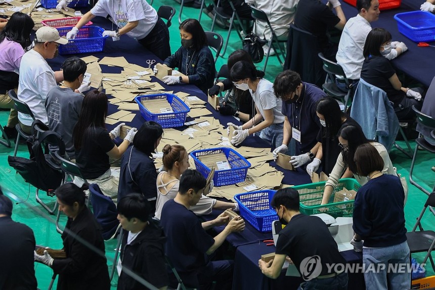 우편투표 개표작업
(서울=연합뉴스) 서대연 기자 = 제21대 대통령 선거일인 3일 서울 관악구 서울대학교 체육관에 마련된 개표소에서 우편투표 개표 작업이 이뤄지고 있다. 2025.6.3 dwise@yna.co.kr