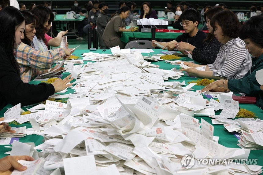 분주한 개표 현장
(울산=연합뉴스) 장지현 기자 = 제21대 대통령선거일인 3일 오후 울산 남구 문수체육관에 마련된 남구 개표소에서 선관위 관계자들이 분주하게 개표 작업을 하고 있다. 2025.6.3 jjang23@
