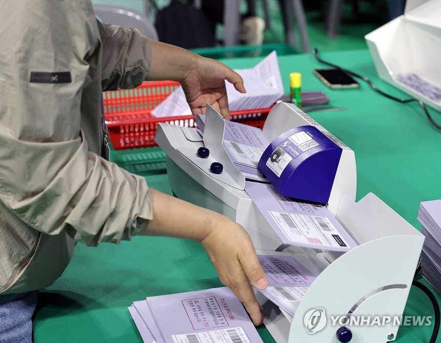 우편 투표지도 개표
(울산=연합뉴스) 장지현 기자 = 제21대 대통령선거일인 3일 오후 울산 남구 문수체육관에 마련된 남구 개표소에서 선관위 관계자들이 우편 투표지 개표 작업을 진행하고 있다. 2025.6.3 jja