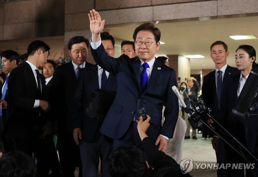 자택에서 나오는 이재명 후보
(인천=연합뉴스) 최재구 기자 = 제21대 대통령 선거에서 당선이 확실시되는 더불어민주당 이재명 후보가 3일 밤 인천 계양구 자택을 나서며 주민과 지지자들을 향해 인사하고 있다. 2025
