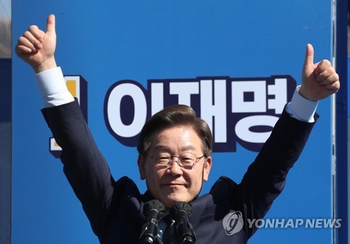 확연히 짧아 보이는 이재명 후보의 왼팔
[연합뉴스 자료사진]