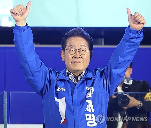 시민들에게 인사하는 이재명 후보
    (서울=연합뉴스) 김도훈 기자 = 더불어민주당 이재명 대선 후보가 선거를 하루 앞둔 2일 서울 여의도공원 마지막 유세에서 연설을 마친 뒤 시민들에게 인사하고 있다. 2025.6