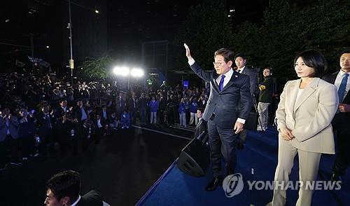 인사하는 이재명 후보와 김혜경 여사
    (서울=연합뉴스) 김주성 기자 = 제21대 대통령 당선이 확실시되는 더불어민주당 이재명 대선 후보와 부인 김혜경 여사가 4일 서울 여의도 국회 인근에서 당 주최로 열린 국민