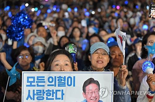 이재명 후보 연설 듣는 지지자들
    (서울=연합뉴스) 김주성 기자 = 4일 서울 여의도 국회 인근에서 더불어민주당 주최로 열린 제21대 대통령 선거 국민개표방송 행사에 참석한 시민들이 당선이 확실시되는 이재명 대