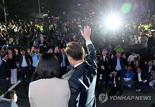 인사하는 이재명 후보
    (서울=연합뉴스) 김주성 기자 = 제21대 대통령 당선이 확실시되는 더불어민주당 이재명 대선 후보가 4일 서울 여의도 국회 인근에서 당 주최로 열린 국민개표방송 행사에 참석해 시민들을 향