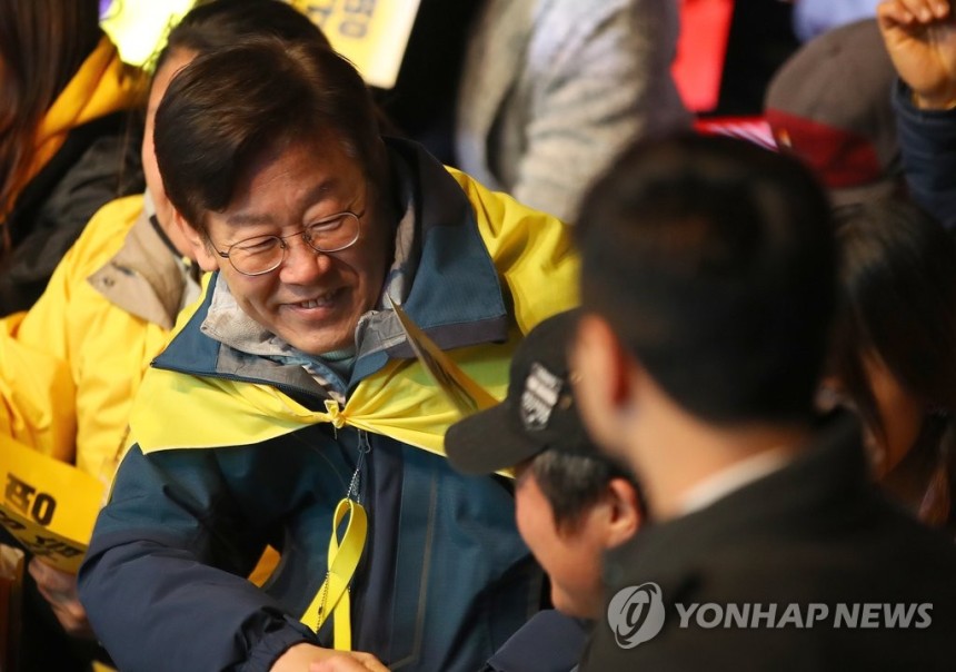 헌법재판소의 탄핵인용으로 박근혜 전 대통령이 파면된 2017년 3월 10일 당시 더불어민주당 대선주자였던 이재명 대통령이 서울 광화문 광장에서 열린 촛불집회에서 참가해 시민들과 악수하고 있다. [연합뉴스 자료사진]