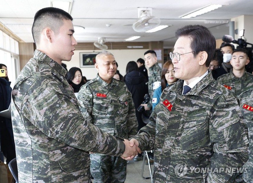 당대표 시절 해병대 장병 격려 방문한 이재명 대통령
[연합뉴스 자료사진]