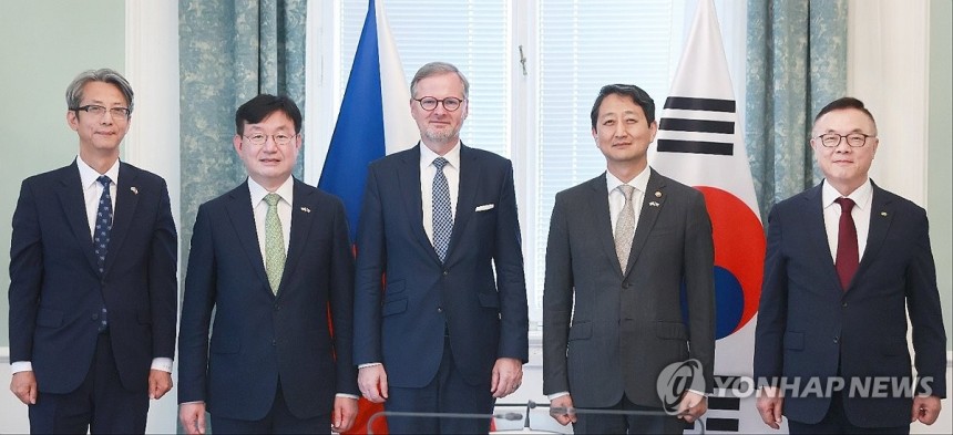 체코 총리 예방한 대통령 특사단
(서울=연합뉴스) 홍해인 기자 = 우리 기업의 체코 신규 원전 건설 사업 우선협상자 선정과 관련해 파견된 대통령 특사단이 24일(현지시간) 체코 프라하에 위치한 총리실에서 페트로 피알
