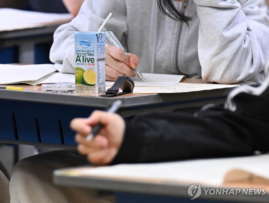 종로학원 시험 준비
(서울=연합뉴스) 류영석 기자 = 2025학년도 대학수학능력시험 9월 모의평가가 실시된 4일 오전 서울 양천구 목동종로학원에서 수험생들이 시험을 준비하고 있다. 2024.9.4 [공동취재] ond