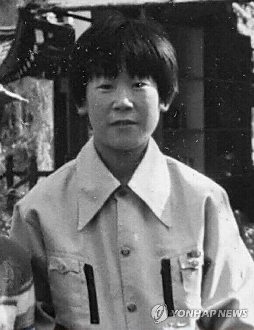 소년공 시절의 민주당 이재명 대통령
(서울=연합뉴스) 1978년 야구 글러브 공장인 '대양실업' 소년공 시절의 이재명 대통령 모습. [이재명 대통령 측 제공. 재판매 및 DB 금지] photo@yna.co.kr