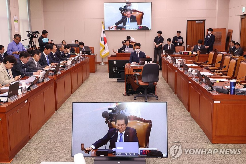 김건희·내란·채해병 특검법 법사위 통과
(서울=연합뉴스) 박동주 기자 = 7일 서울 여의도 국회에서 국민의힘 의원들이 퇴장한 가운데 열린 법제사법위원회 전체회의에서 정청래 위원장이 윤석열 전 대통령 등에 의한 내란ㆍ