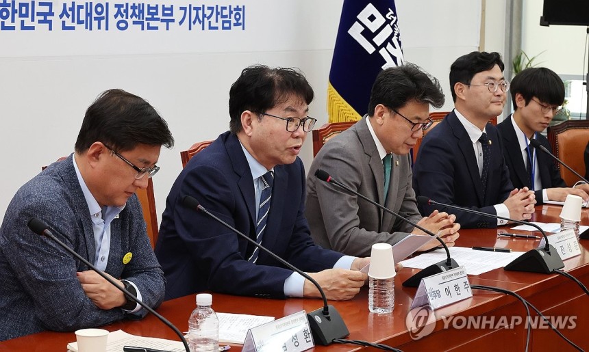 발언하는 이한주 민주당 총괄선대본부 정책본부 본부장
(서울=연합뉴스) 김주형 기자 = 12일 서울 여의도 국회에서 열린 21대 대통령선거 더불어민주당 10대 정책공약 기자간담회에서 이한주(왼쪽 두번째) 총괄선거대책본
