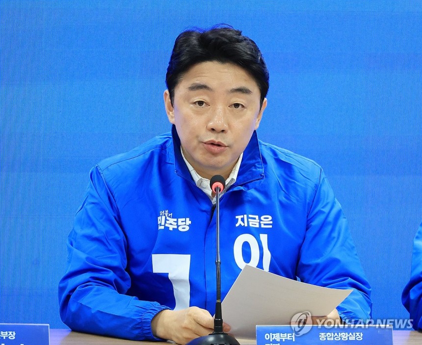 발언하는 강훈식 종합상황실장
(서울=연합뉴스) 최재구 기자 = 더불어민주당 강훈식 중앙선대위 종합상황실장이 15일 서울 여의도 중앙당사에서 열린 제4차 총괄본부장단회의에서 발언하고 있다. 2025.5.15 jjaec