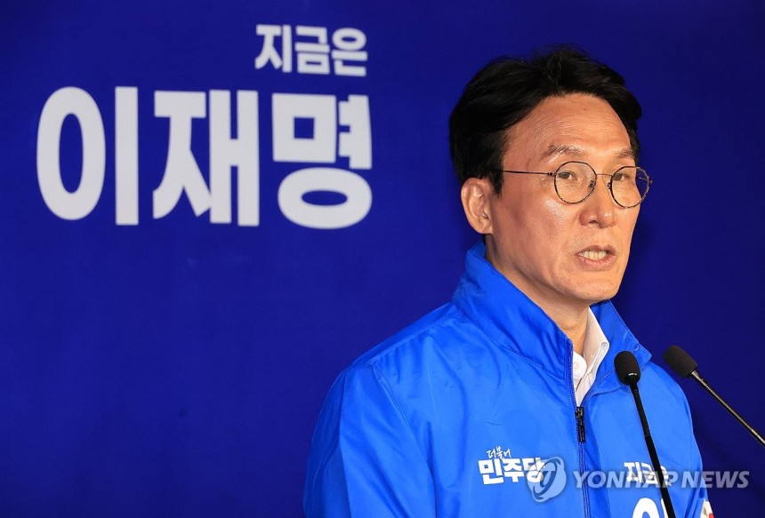 기자간담회 하는 김민석 상임공동선대위원장
(서울=연합뉴스) 최재구 기자 = 더불어민주당 김민석 상임공동선대위원장이 15일 서울 여의도 중앙당사에서 기자간담회를 하고 있다. 2025.5.15 jjaeck9@yna.co