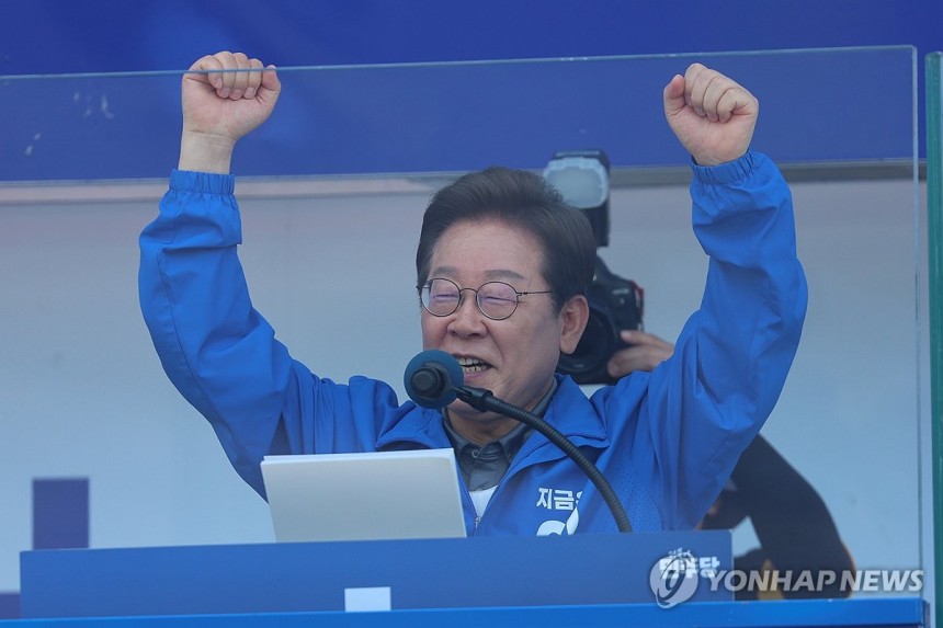 지지 호소하는 이재명 후보 (대구=연합뉴스) 김주성 기자 = 더불어민주당 이재명 대선 후보가 선거를 이틀 앞두고 '험지 공략'에 나선 1일 대구광역시 동대구역 광장에서 열린 유세에서 시민들에게 지지를 호소하고 있다.