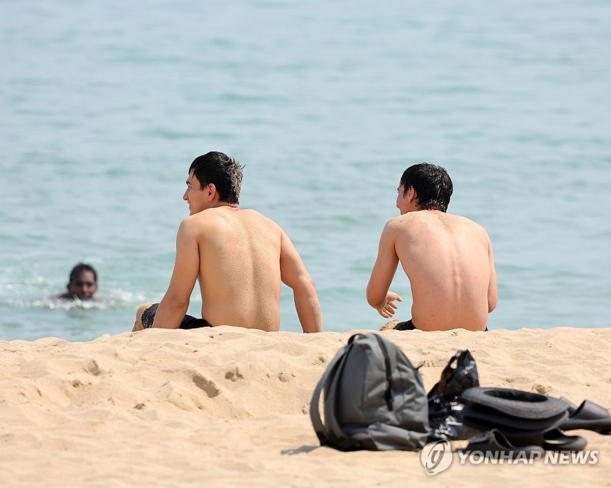 여름 시작 (부산=연합뉴스) 손형주 기자 = 전국적으로 무더운 초여름 날씨를 보인 1일 오후 부산 해운대해수욕장에서 피서객들이 더위를 식히고 있다. 2025.6.1 handbrother@yna.co.kr