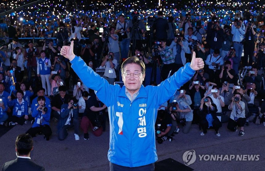 운명의 날 하루 앞으로, 시민들에게 인사하는 이재명 후보
(서울=연합뉴스) 김도훈 기자 = 더불어민주당 이재명 대선 후보가 선거를 하루 앞둔 2일 서울 여의도공원 마지막 유세에서 연설을 마친 뒤 시민들에게 인사하고 